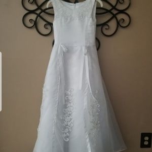 Communion/flower girl dress w/ 2 brand new  veils